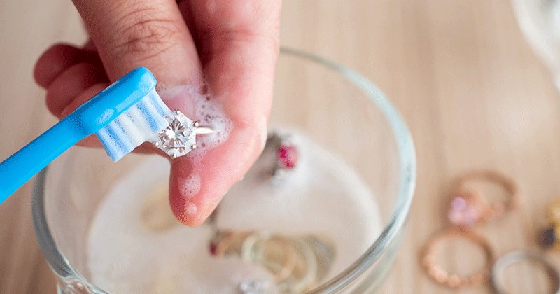 How to clean jewelry